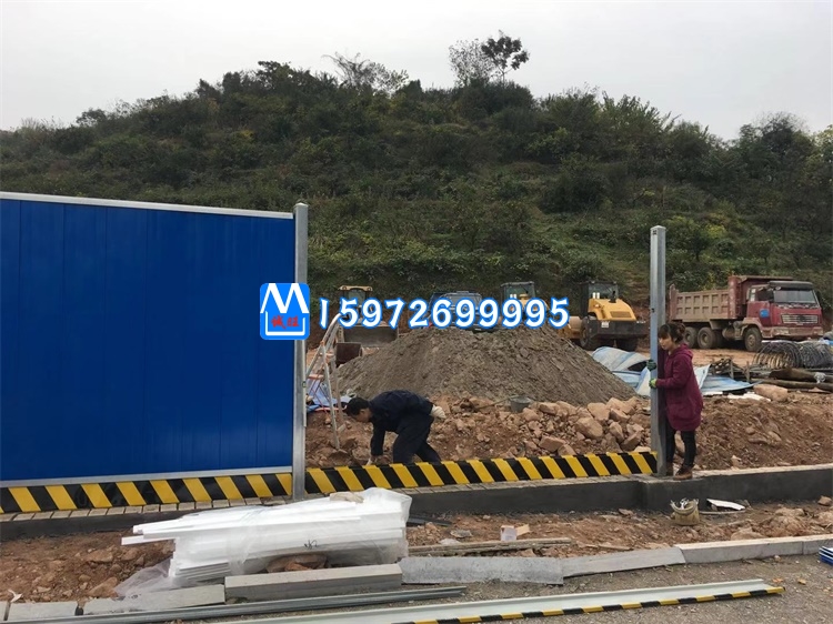 “益通建設(shè)”中南路金屬扣板圍擋 “益通建設(shè)”中南路金屬扣板圍擋